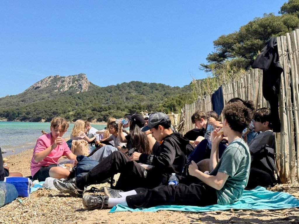 Erasmus+-Austausch in Toulon: Schüler:innen beim Picknick am Strand